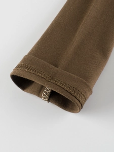 Maglia marrone a maniche lunghe per bambina con cuciture di qualità e texture in cotone