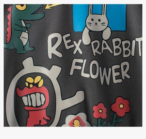Vista macro de estampados de Rex Rabbit Flower en la sudadera de algodón gris oscuro