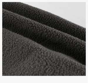 Primer plano de tela polar gris oscuro de alta calidad con textura suave y cálida