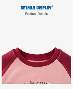 Dettaglio delle cuciture delle maniche raglan sulla t-shirt in cotone rosa e bordeaux bimbi