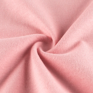 Gros plan sur un tricot rose doux montrant une texture fine et un tissu respirant