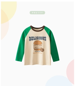 Details von Raglanärmeln und Vintage-Hamburger-Print auf dem langärmeligen Kinder-T-Shirt