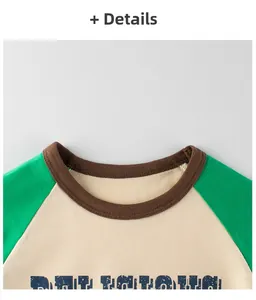 Detail von verstärktem Kontrast-Rundhalsausschnitt und Retro-Schrift auf Kinder-Shirt