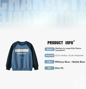 Détail d'un sweat en polaire pour enfant montrant les manches raglan bleu marine et la matière