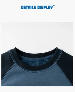 Détail du col ras du cou côtelé et de la doublure en polaire douce du sweat-shirt pour garçon