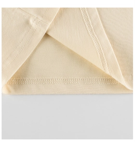 Detailansicht der Doppelnaht und des Saums am Baumwoll-T-Shirt für Mädchen in Beige