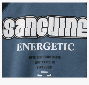 Détail du sweat-shirt en coton bleu avec impression de lettres blanches Sanguine Energetic