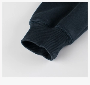 Détail des poignets côtelés bleu marine et coutures de qualité sur sweat enfant