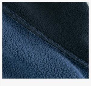 Vue macro des coutures denses sur tissu polaire doux bleu marine et noir