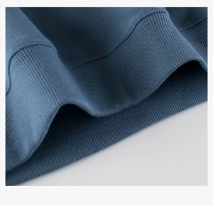 Détail du bord-côte bleu marine et texture dense du sweat à capuche en polaire d'hiver