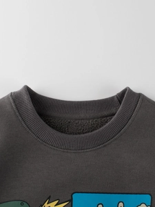 Sudadera infantil de forro polar gris oscuro con estampado y cuello redondo acanalado