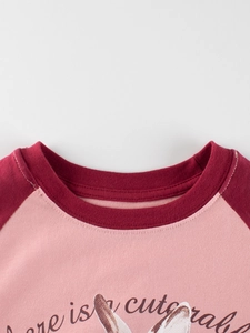Maglia rosa e bordeaux con maniche raglan per bambini con stampa di coniglio e scritte