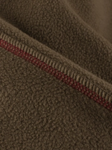 Dettaglio felpa in pile marrone per bambini con texture morbida e cuciture rosse a contrasto