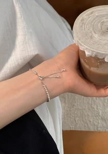 Bracciale a sfere d'argento regolabile con chiusura a coulisse indossato in scena lifestyle
