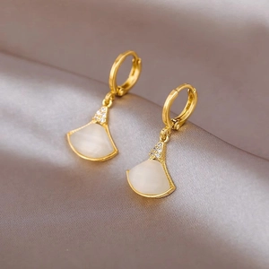Pendientes Huggie Con Colgante En Forma De Abanico Concha Blanca Cobre Chapado En Oro Circón Y Silver Earring Post Para Mujer