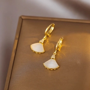 Pendientes dorados en forma de abanico con nácar blanco e incrustaciones de cristales