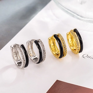Orecchini Huggie Rotondi Con Smalto Nero E Zirconia Cubica Perno In Argento Sterling 925 Gioielli Di Moda