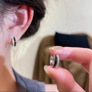 Orecchini a cerchio minimalisti in argento con dettagli in smalto nero e zirconi