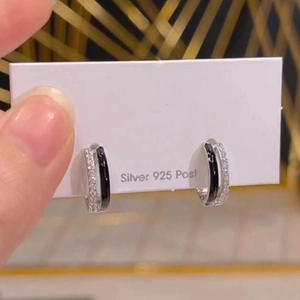 Orecchini a cerchio in argento con smalto nero e file di strass bianchi brillanti