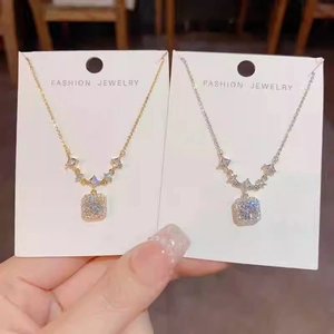 Elegante Halsketten in Gold und Silber mit quadratischem Stein und Sternakzenten