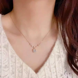 Elegante goldene Halskette mit quadratischem Diamantanhänger für Damen im Minimal-Stil
