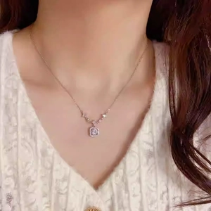 Elegante goldene Halskette mit funkelndem quadratischem Anhänger am Model