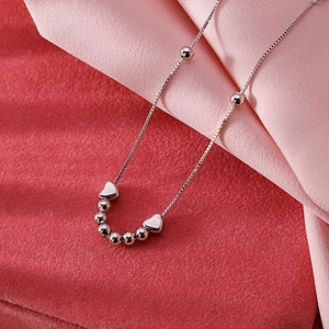 Bracelet élégant à pendentif cœur argenté avec perles rondes et chaîne sur soie rose