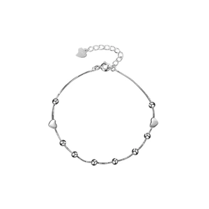 Bracelet à perles argentées avec breloques cœur et chaîne réglable sur fond blanc