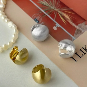 Retro chunky metal hoop earrings in brushed gold and silver finish for a trendy look