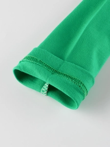 Nahaufnahme des Bündchens am hellgrünen Langarmshirt mit stabiler Doppelnaht für Kinder