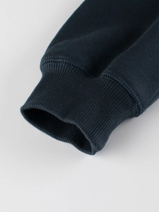 Détail des poignets côtelés du sweat à capuche pour enfant en polaire bleu marine haute qualité