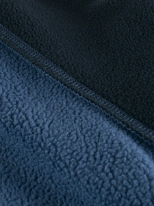 Gros plan sur le tissu épais du sweat à capuche en polaire avec coutures et détails précis