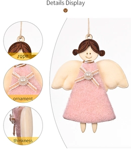 Détails d'un ange de Noël en feutre rose avec tête en bois et ailes beiges