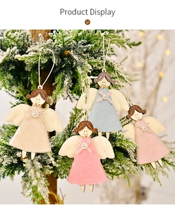 Lot de 4 anges de Noël en peluche aux couleurs pastel suspendus sur des branches enneigées