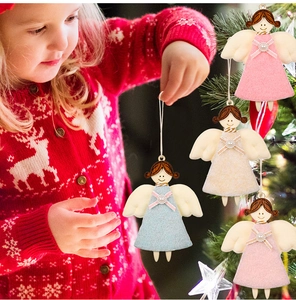 Détail de décorations d'anges de Noël avec ailes en feutre et têtes en bois pour sapin