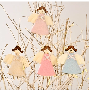 Détails de quatre anges de Noël en bois faits main avec robes en feutre sur branches