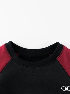 Kids color-block fleece sweatshirt with raglan sleeves and white S logo print