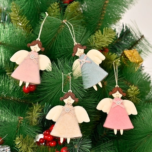 Lot de 4 pendentifs anges de Noël en peluche et bois suspendus à un sapin avec des baies