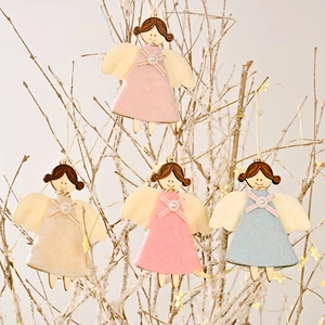 Lot de quatre anges de Noël en bois et feutre suspendus sur des branches enneigées décoratives