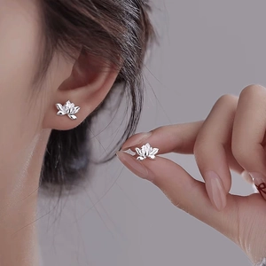 Elegante silberne Lotus-Ohrstecker mit Zirkonia-Zentrum für einen edlen Vintage-Look