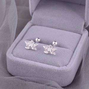 Makroaufnahme von Lotus-Ohrsteckern aus Silber mit Schraubverschluss auf Samt-Box