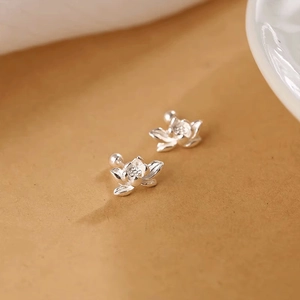 Elegante Lotus-Ohrstecker aus Silber mit Blütenblättern und Kugelverschluss für Damen