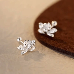 Elegante silberne Lotus-Ohrstecker mit detaillierten Blüten und Schraubverschluss