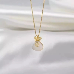 Collana con ciondolo a sacchetto portafortuna in finta giada bianca e oro