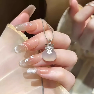 Nuova collana con sacchetto portafortuna cinese e ciondolo in calcedonio viola e cristalli