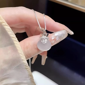 Dettaglio della collana con pendente a borsa con gemma viola e motivo a moneta d'argento