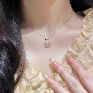 Collana stile cinese moderno con ciondolo a sacchetto portafortuna color lavanda