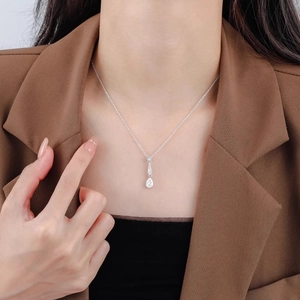 Elegante Halskette mit tropfenförmigem Anhänger und Zirkonia auf einer Silberkette