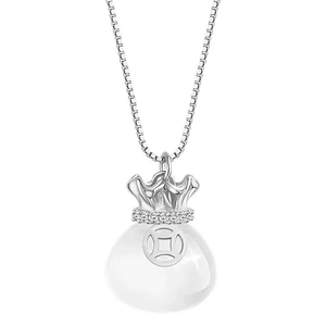 Collana con pendente a sacchetto portafortuna in giada bianca con cristalli lucidi