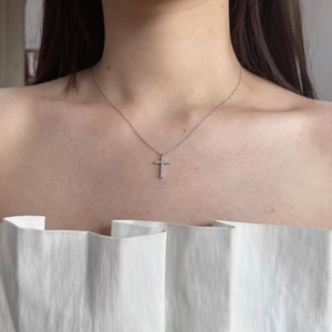 Vue détaillée du collier pendentif croix en argent serti de zircons scintillants